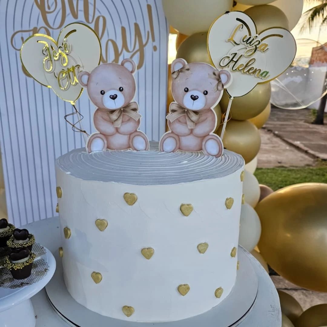 Bolo de chantilly branco 14cm decorado com ursinho e detalhes em confeito