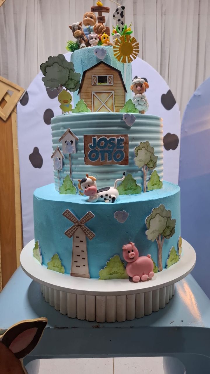 Bolo de chantilly 22cm com decoração de fazendinha e bichinhos coloridos