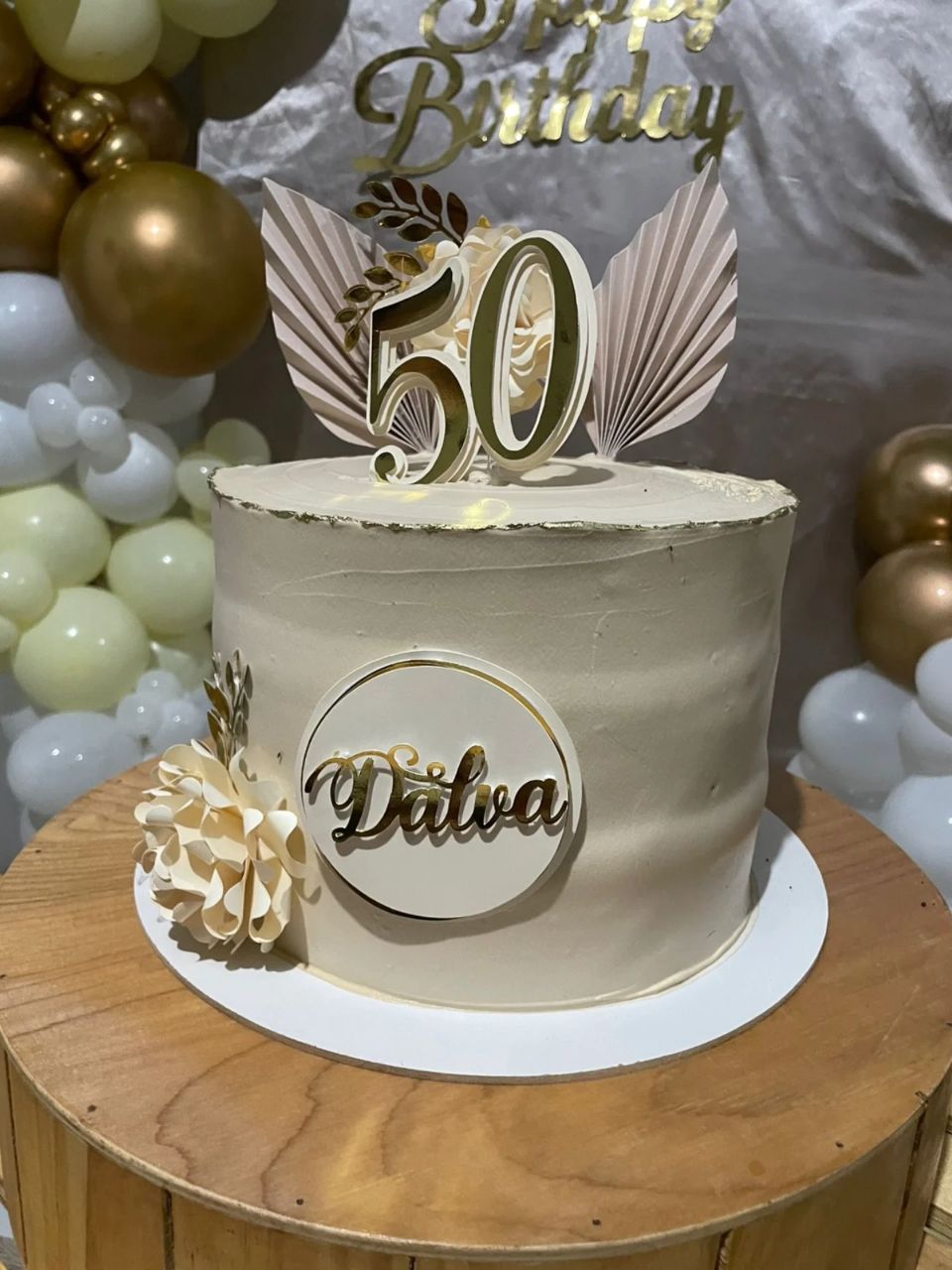 Bolo de chantilly 30cm para festa de 50 anos com acabamento elegante