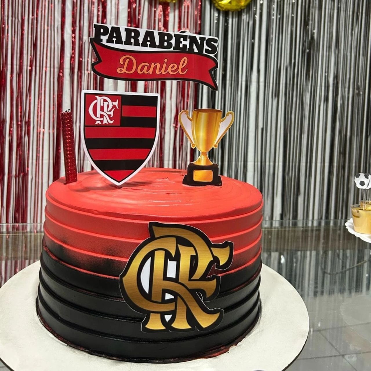Bolo de chantilly 18cm decorado com tema do Flamengo em vermelho e preto