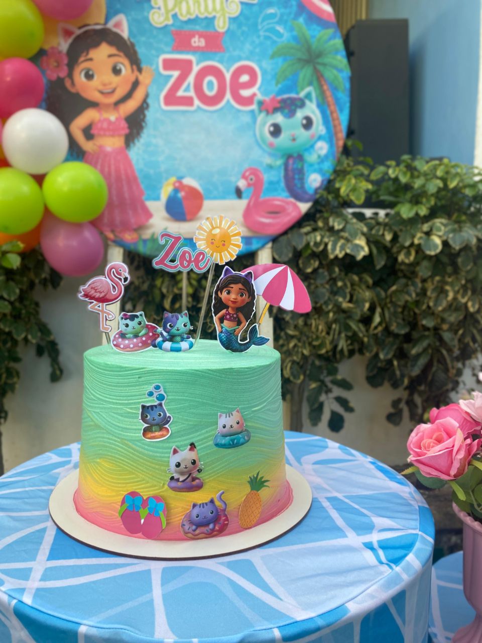 Bolo de chantilly 25cm de aniversário decorado com flores e topo personalizado